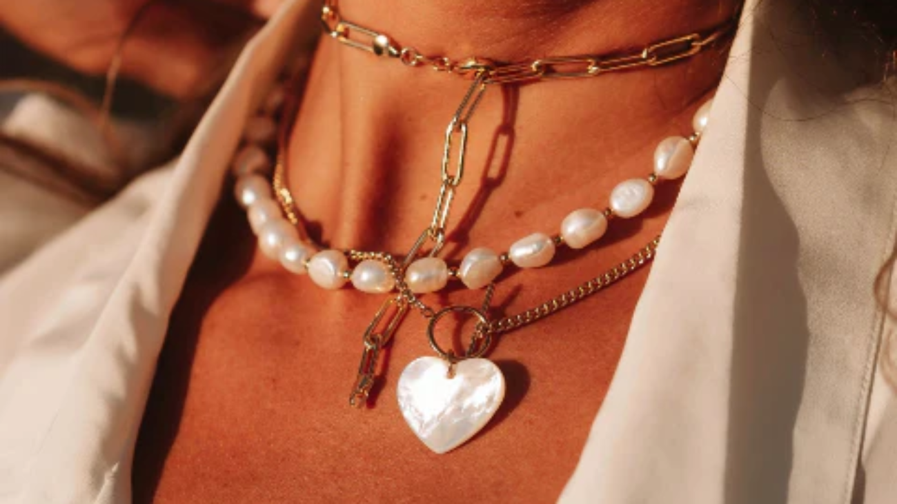 The Versatility of Mixed Metals Jewelry in Accessorizing Outfits
